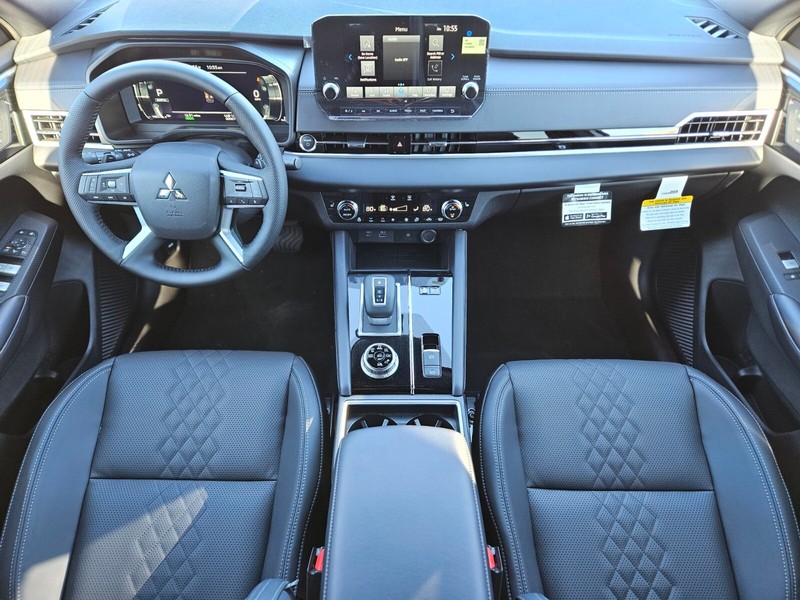 Mitsubishi Outlander Plug-In Hybrid Vehicle Full-screen Gallery Image 12