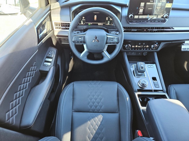 Mitsubishi Outlander Plug-In Hybrid Vehicle Full-screen Gallery Image 13