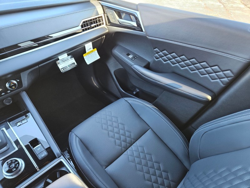 Mitsubishi Outlander Plug-In Hybrid Vehicle Full-screen Gallery Image 15