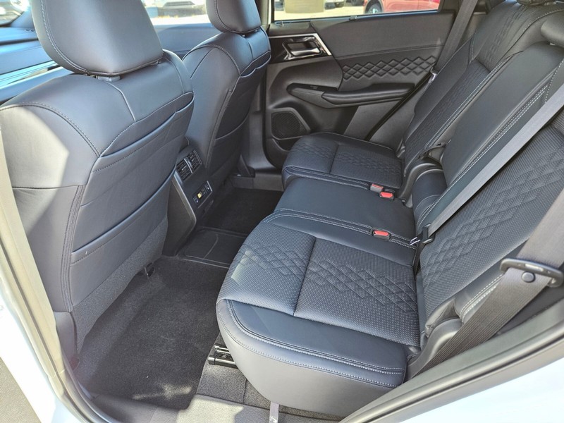 Mitsubishi Outlander Plug-In Hybrid Vehicle Full-screen Gallery Image 16