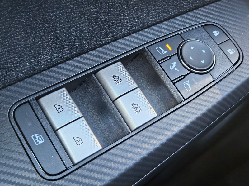 Mitsubishi Outlander Plug-In Hybrid Vehicle Full-screen Gallery Image 17