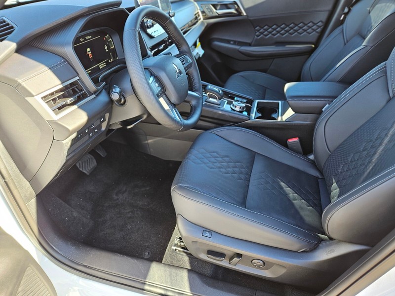 Mitsubishi Outlander Plug-In Hybrid Vehicle Full-screen Gallery Image 18