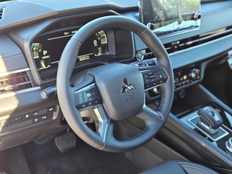 Mitsubishi Outlander Plug-In Hybrid Vehicle Full-screen Gallery Image 19
