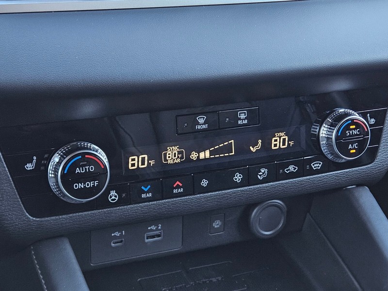 Mitsubishi Outlander Plug-In Hybrid Vehicle Full-screen Gallery Image 22