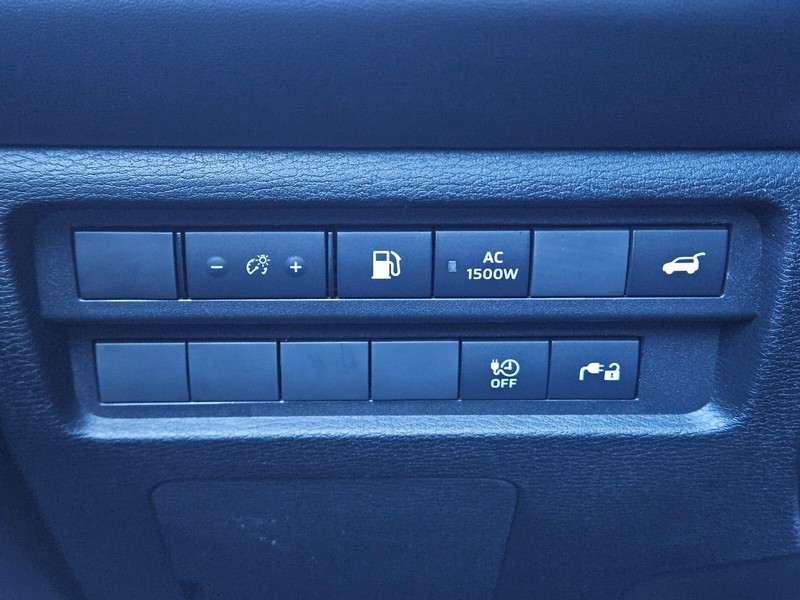 Mitsubishi Outlander Plug-In Hybrid Vehicle Full-screen Gallery Image 23