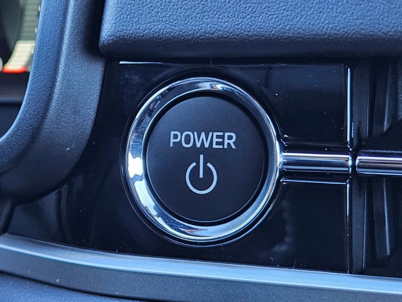 Mitsubishi Outlander Plug-In Hybrid Vehicle Full-screen Gallery Image 24