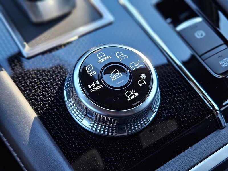 Mitsubishi Outlander Plug-In Hybrid Vehicle Full-screen Gallery Image 25