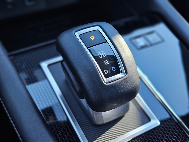 Mitsubishi Outlander Plug-In Hybrid Vehicle Full-screen Gallery Image 26