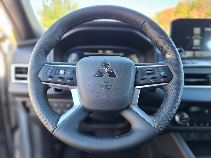 Mitsubishi Outlander Plug-In Hybrid Vehicle Full-screen Gallery Image 27