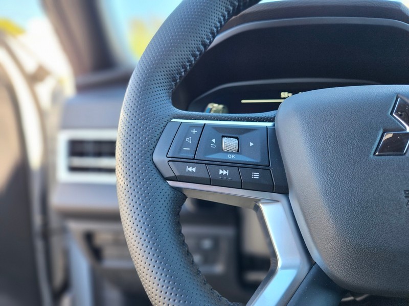 Mitsubishi Outlander Plug-In Hybrid Vehicle Full-screen Gallery Image 28