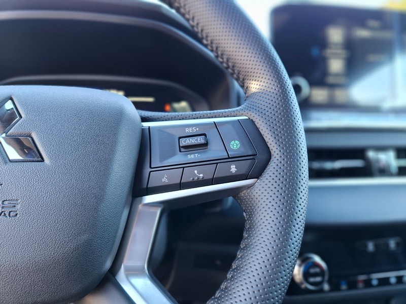 Mitsubishi Outlander Plug-In Hybrid Vehicle Full-screen Gallery Image 29