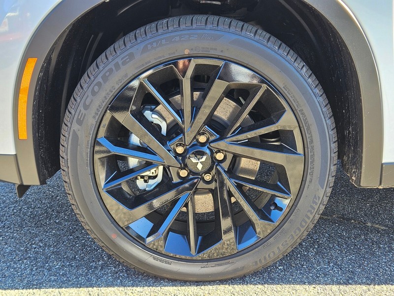 Mitsubishi Outlander Plug-In Hybrid Vehicle Full-screen Gallery Image 31