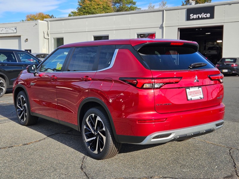 Mitsubishi Outlander Plug-In Hybrid Vehicle Full-screen Gallery Image 03