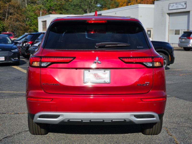 Mitsubishi Outlander Plug-In Hybrid Vehicle Full-screen Gallery Image 04