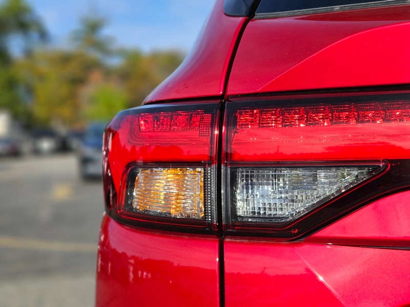 Mitsubishi Outlander Plug-In Hybrid Vehicle Full-screen Gallery Image 08