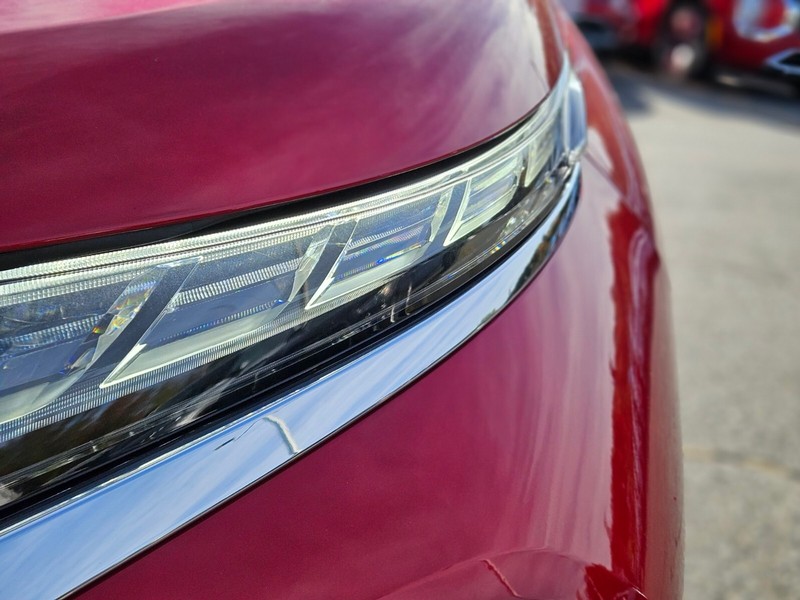 Mitsubishi Outlander Plug-In Hybrid Vehicle Full-screen Gallery Image 09