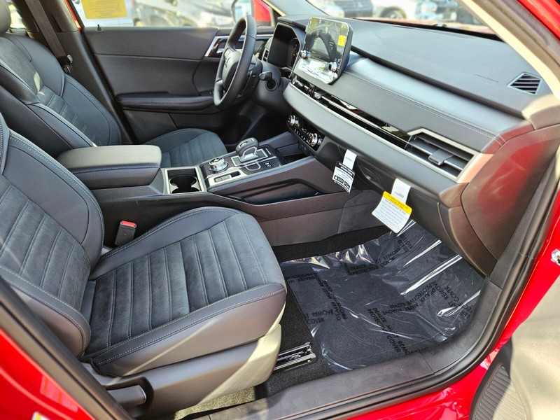 Mitsubishi Outlander Plug-In Hybrid Vehicle Full-screen Gallery Image 10