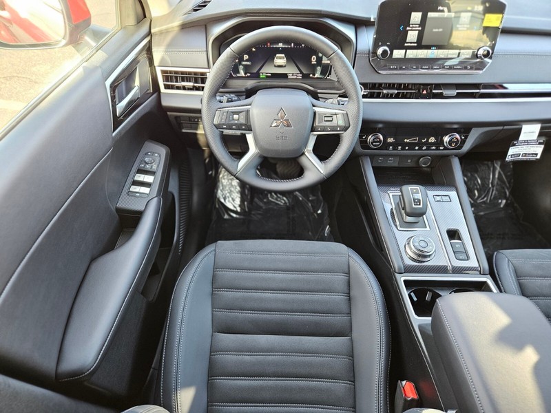 Mitsubishi Outlander Plug-In Hybrid Vehicle Full-screen Gallery Image 12