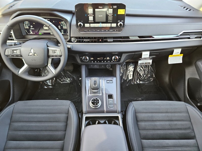 Mitsubishi Outlander Plug-In Hybrid Vehicle Full-screen Gallery Image 13