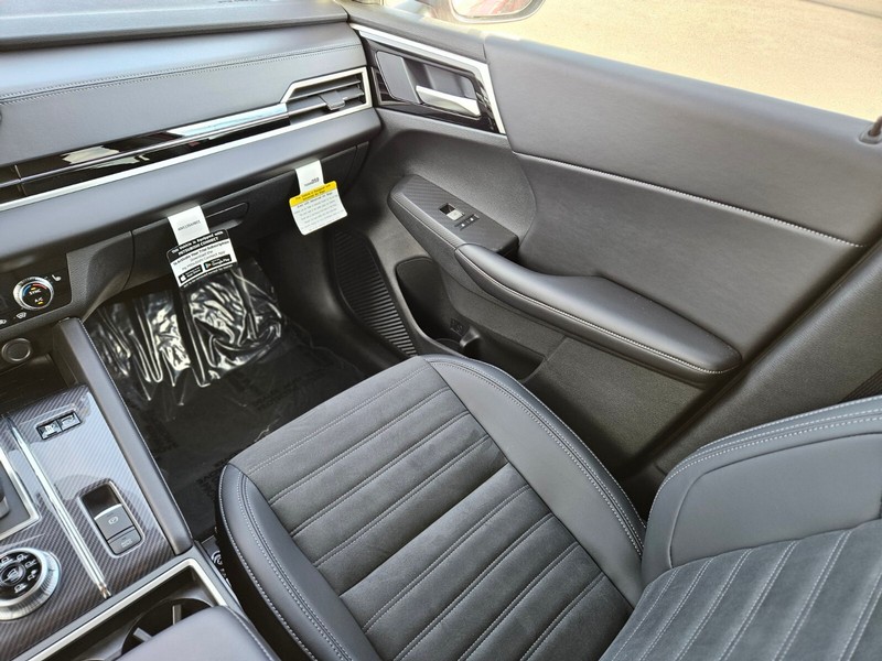 Mitsubishi Outlander Plug-In Hybrid Vehicle Full-screen Gallery Image 14