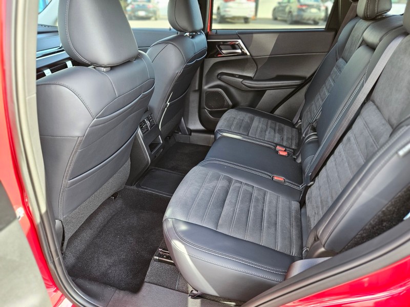 Mitsubishi Outlander Plug-In Hybrid Vehicle Full-screen Gallery Image 15