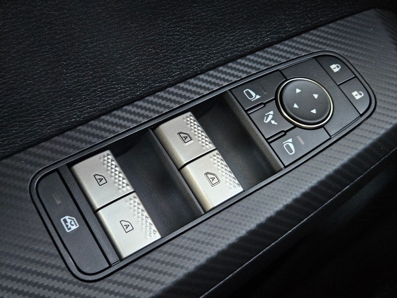 Mitsubishi Outlander Plug-In Hybrid Vehicle Full-screen Gallery Image 16