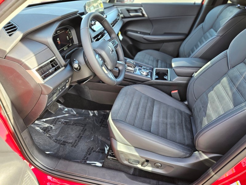 Mitsubishi Outlander Plug-In Hybrid Vehicle Full-screen Gallery Image 17