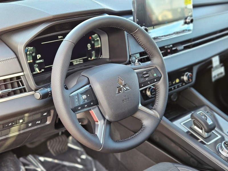 Mitsubishi Outlander Plug-In Hybrid Vehicle Full-screen Gallery Image 18