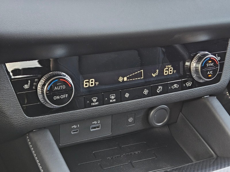 Mitsubishi Outlander Plug-In Hybrid Vehicle Full-screen Gallery Image 21