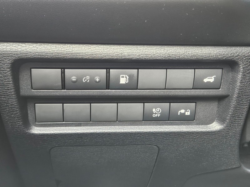 Mitsubishi Outlander Plug-In Hybrid Vehicle Full-screen Gallery Image 22