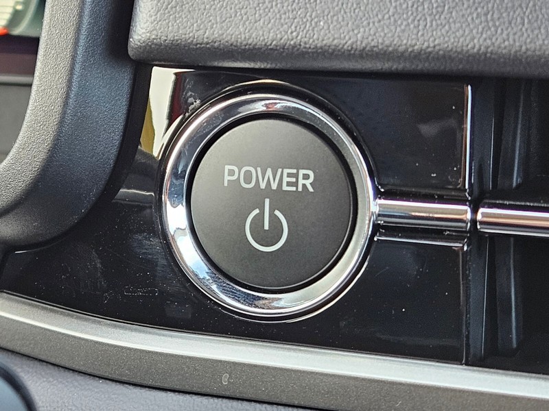 Mitsubishi Outlander Plug-In Hybrid Vehicle Full-screen Gallery Image 23