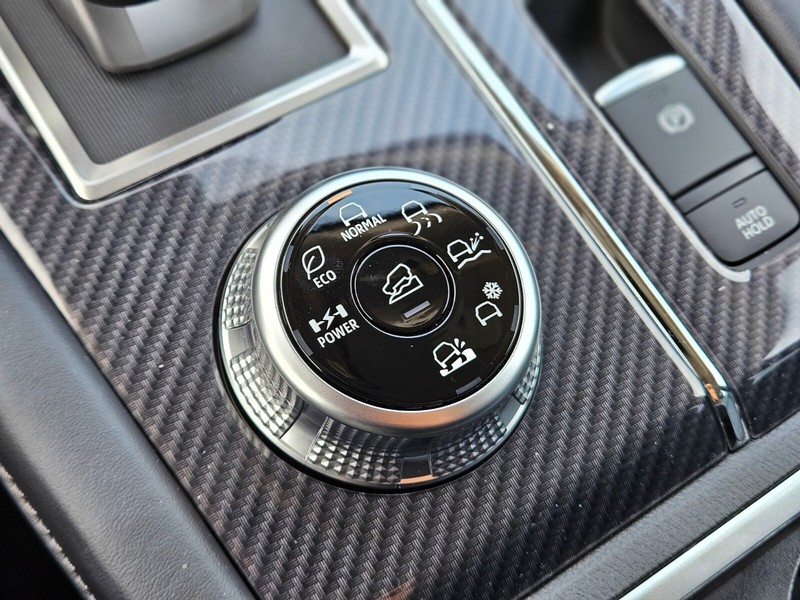 Mitsubishi Outlander Plug-In Hybrid Vehicle Full-screen Gallery Image 24