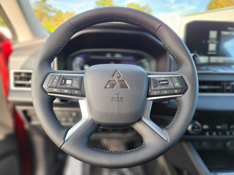 Mitsubishi Outlander Plug-In Hybrid Vehicle Full-screen Gallery Image 26