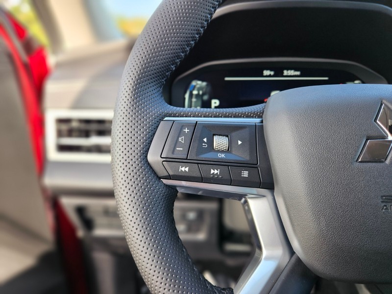 Mitsubishi Outlander Plug-In Hybrid Vehicle Full-screen Gallery Image 27