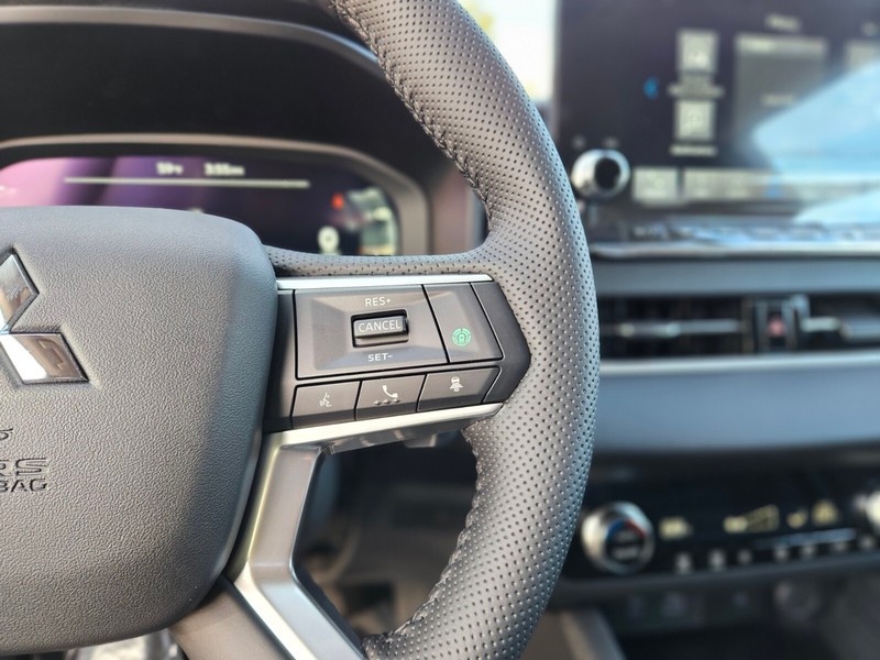 Mitsubishi Outlander Plug-In Hybrid Vehicle Full-screen Gallery Image 28