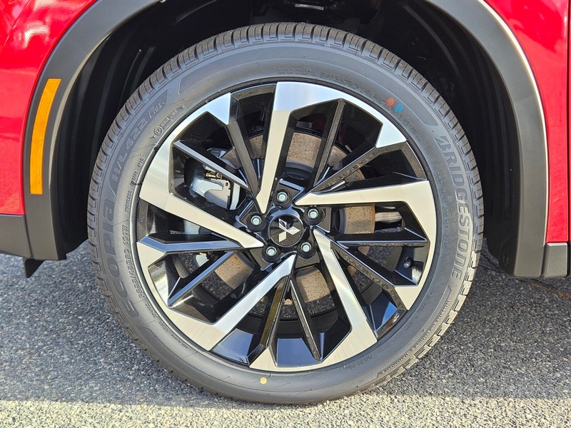 Mitsubishi Outlander Plug-In Hybrid Vehicle Full-screen Gallery Image 30