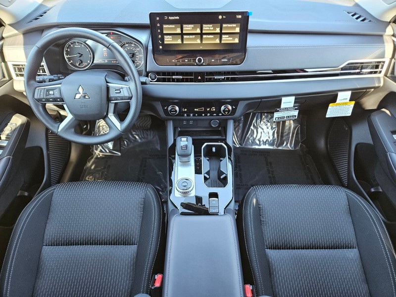 Mitsubishi Outlander Vehicle Full-screen Gallery Image 12