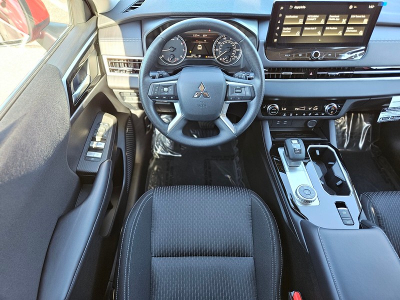 Mitsubishi Outlander Vehicle Full-screen Gallery Image 13