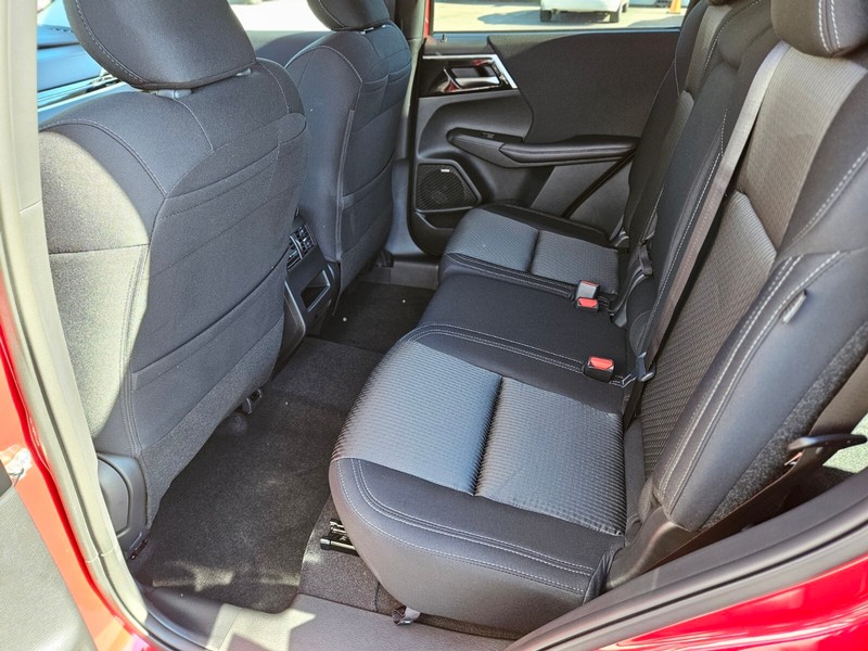 Mitsubishi Outlander Vehicle Full-screen Gallery Image 16