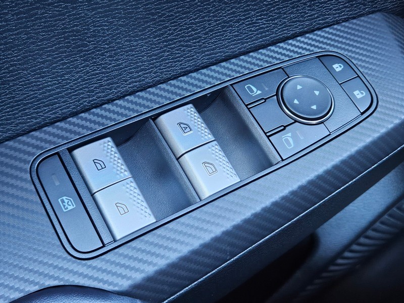 Mitsubishi Outlander Vehicle Full-screen Gallery Image 17