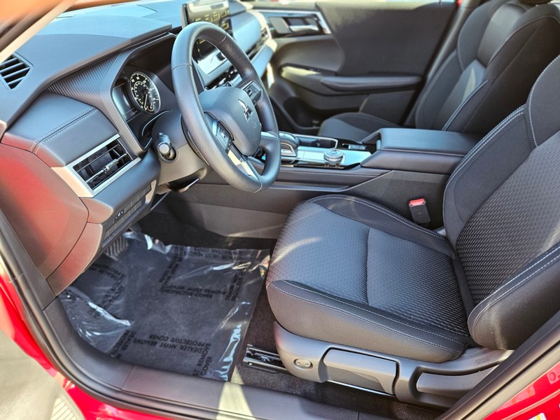 Mitsubishi Outlander Vehicle Full-screen Gallery Image 18