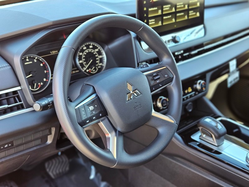 Mitsubishi Outlander Vehicle Full-screen Gallery Image 19