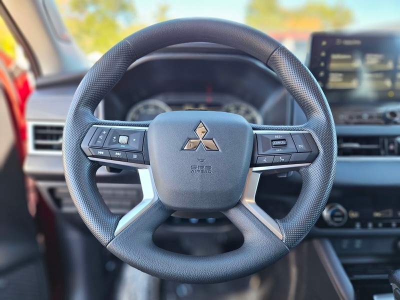 Mitsubishi Outlander Vehicle Full-screen Gallery Image 25