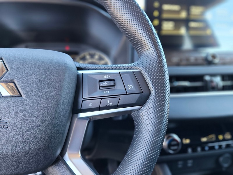 Mitsubishi Outlander Vehicle Full-screen Gallery Image 27