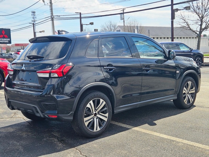 Mitsubishi Outlander Sport Vehicle Full-screen Gallery Image 05