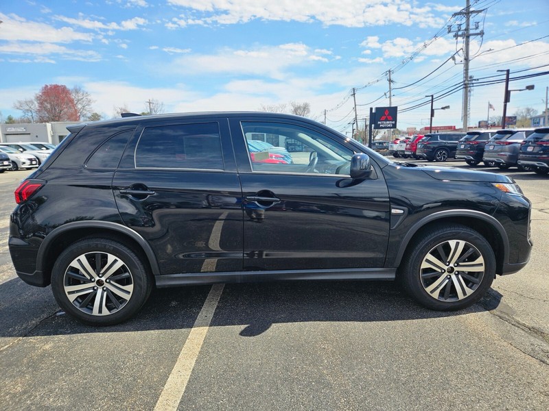 Mitsubishi Outlander Sport Vehicle Full-screen Gallery Image 06