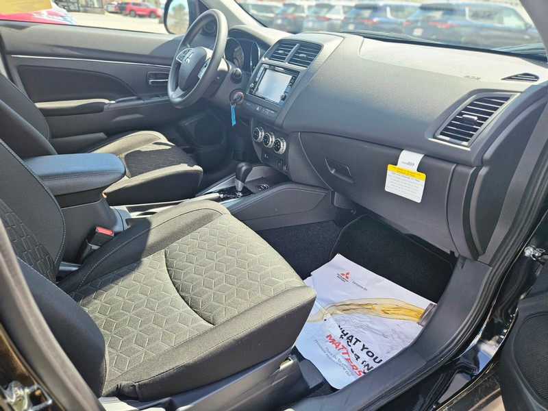 Mitsubishi Outlander Sport Vehicle Full-screen Gallery Image 09