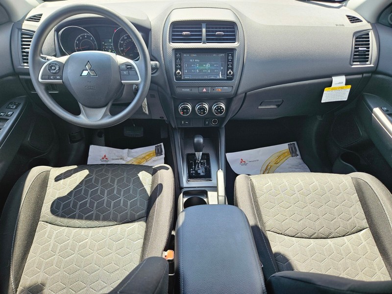 Mitsubishi Outlander Sport Vehicle Full-screen Gallery Image 10