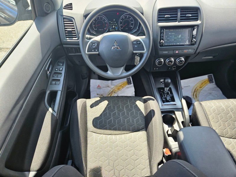 Mitsubishi Outlander Sport Vehicle Full-screen Gallery Image 11