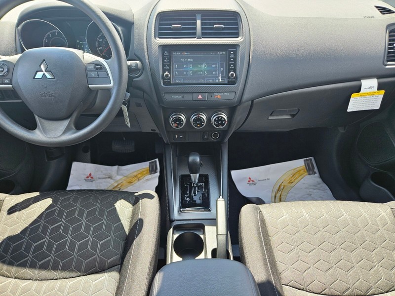 Mitsubishi Outlander Sport Vehicle Full-screen Gallery Image 12